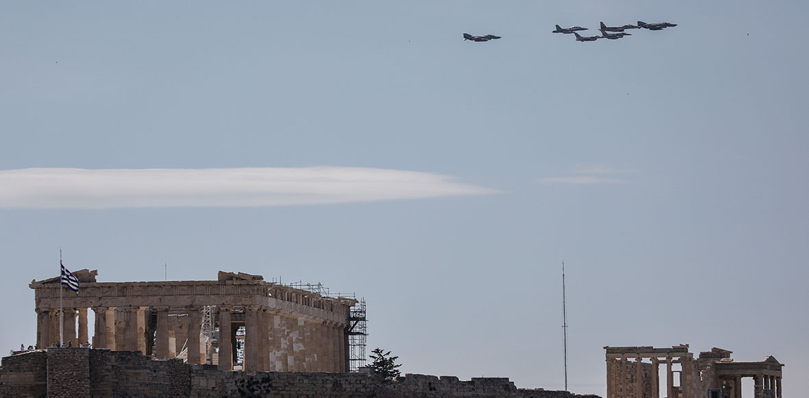 Διέλευση μαχητικών αεροσκαφών πάνω από την Αθήνα